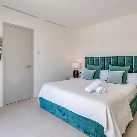 Vacation Marbella I Status, Private Pool, Bbq, Rooftop Terrace, 5 Bdrs, Luxury Villa, 5min To The * Estepona