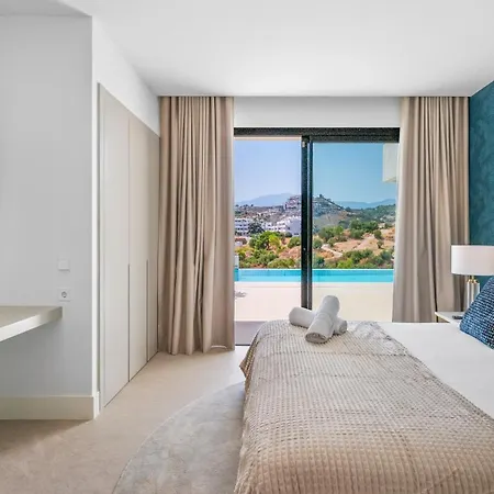 Vacation Marbella I Status, Private Pool, Bbq, Rooftop Terrace, 5 Bdrs, Luxury Villa, 5min To The * Estepona