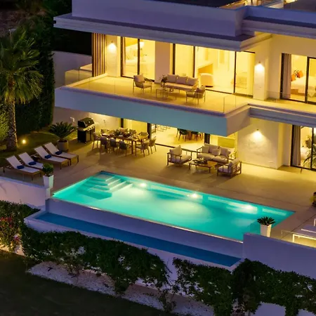 Vacation Marbella I Status, Private Pool, Bbq, Rooftop Terrace, 5 Bdrs, Luxury Villa, 5min To The * Estepona