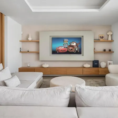 Villa Vacation Marbella I Status, Private Pool, Bbq, Rooftop Terrace, 5 Bdrs, Luxury Villa, 5min To The *